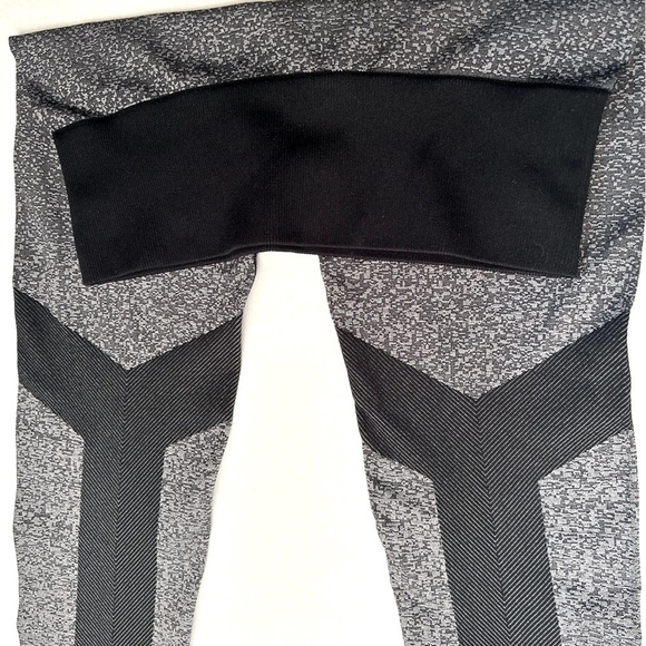 Adidas seamless gray and black fitted capri leggings 3/4 length size Medium. H11 - Picture 5 of 10